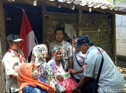 Komunitas di Situbondo Rayakan Kemerdekaan dengan Janda Miskin