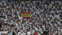 Suporter setia Real Madrid merayakan kemenangan tim kesayangannya atas Barcelona (Juan Medina/Reuters)