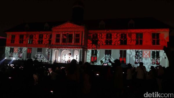 Keren! Begini Wajah Museum Fatahillah saat Disinari Cahaya