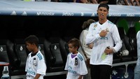 Cristiano Ronaldo tak bermain di laga itu karena skorsing kartu merahnya. Ronaldo ikut merayakan kemenangan bersama anaknya (Juan Medina/Reuters)