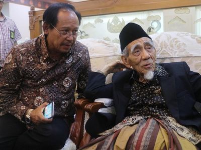 Ketua Majelis Syariah PPP KH. Maimoen Zubair Tunaikan Ibadah Haji