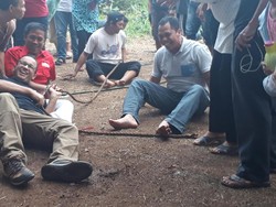 Sempat Terjungkal, Anies Menang Lomba Tarik Tambang
