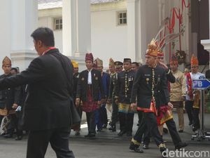 Pakai Baju Adat, Jokowi Salami Tamu Undangan di Istana