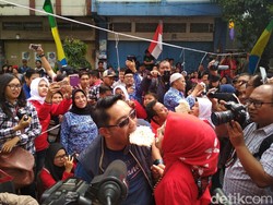 Romantisnya Ridwan Kamil dan Istri Lomba Makan Kerupuk Bersama