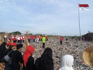 Pegiat Lingkungan Solo Gelar Upacara HUT RI di Atas Gunung Sampah