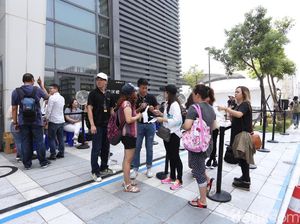 Ingin Lihat Gong Yoo, Fans Padati Lokasi Peluncuran Zenfone 4