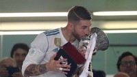 Kapten Madrid Sergio Ramos mencium trofi Piala Super Spanyol. Ini adalah trofi ke-10 Madrid di ajang tersebut (Foto: Sergio Perez/Reuters)