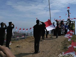 Peringati HUT RI, Ribuan Warga di Bondowoso Naiki Bukit Scorpio
