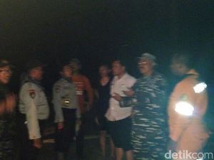 Perahu Tim Evakuasi Terbalik di Trenggalek saat Cek Bangkai Paus