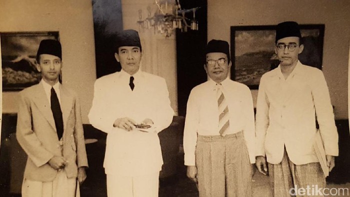 (Kiri ke Kanan) M. Asad Shahab, Presiden Sukarno, serta dua pendiri APB, Muhammd Alhabsyi dan M. Dhya Shahab /Foto: (Foto: Koleksi A. Mutalib Shahab)