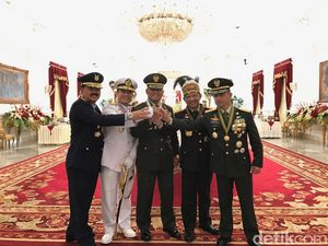4 Jenderal TNI dan Kapolri Salam Kompak di Istana