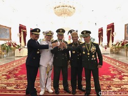 4 Jenderal TNI dan Kapolri Salam Kompak di Istana
