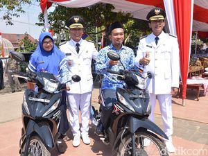 Hari Kemerdekaan, Guru di Daerah Terpencil di Batang Dihadiahi Motor