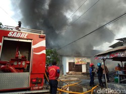 Gudang Barang Bekas di Kapas Madya Terbakar