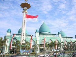 Upacara HUT RI Diwarnai Pengibaran Bendera Raksasa di Masjid Agung