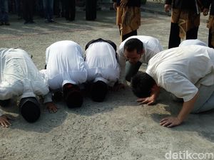 Dapat Remisi Bebas, 19 Napi Lapas Mojokerto Sujud Syukur