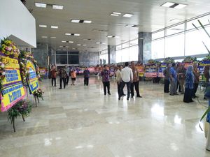 OSO Ulang Tahun, Kompleks Parlemen Banjir Karangan Bunga