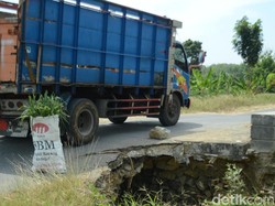 Lubang di Jembatan Rembang Ini Bertahun-tahun Tak Juga Diperbaiki