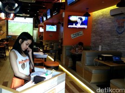 Restoran Berpelayan Seksi Hooters Mau Buka Gerai Di Bali