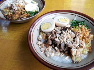Pak H. Amid: Di Sini Ada Bubur Ayam Spesial Bandung yang Kental dengan Topping Komplet Pak H. Amid: Di Sini Ada Bubur Ayam Spesial Bandung yang Kental dengan Topping Komplet