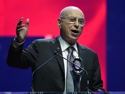 Alan Arkin Bergabung di Live-Action Dumbo