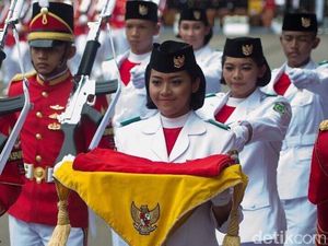 Fariza Pembawa Bendera Pusaka Pelihara Ular, Ini Kata Orangtuanya
