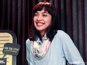 Senyum Semringah ala Tika Bravani Senyum Semringah ala Tika Bravani