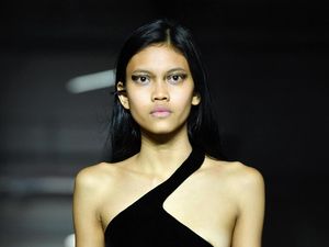 Sebelum Ariel Tatum, Ini Wanita Indonesia yang Catwalk di Paris Fashion Week Sebelum Ariel Tatum, Ini Wanita Indonesia yang Catwalk di Paris Fashion Week