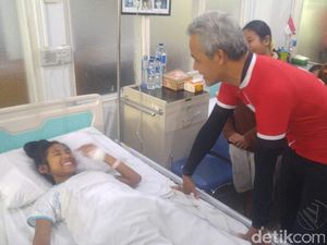 Jenguk Niken, Ganjar Pesan Orangtua Tak Takut Anaknya Diimunisasi Jenguk Niken, Ganjar Pesan Orangtua Tak Takut Anaknya Diimunisasi