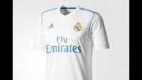 Ada yang berbeda dalam jersey Real Madrid kali ini. Tiga garis khas Adidas di jersey mereka berwarna biru. (Foto: Istimewa)