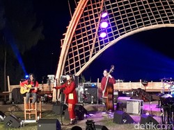 Monita Tahalea Hangatkan Udara Dingin di Jazz Gunung Bromo 2017