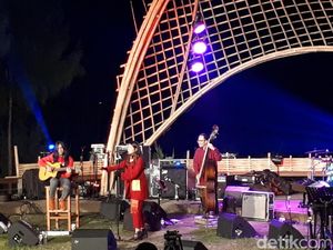 Monita Tahalea Hangatkan Udara Dingin di Jazz Gunung Bromo 2017 Monita Tahalea Hangatkan Udara Dingin di Jazz Gunung Bromo 2017