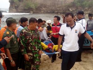Pemancing yang Terjebak di Pulau Celeng Berhasil Dievakuasi Pemancing yang Terjebak di Pulau Celeng Berhasil Dievakuasi