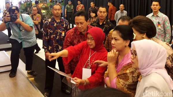 Iriana Jokowi, Mufidah JK dan Istri Gubernur BI di Pameran Kerajinan