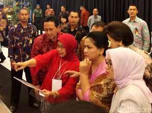 Iriana Jokowi, Mufidah JK dan Istri Gubernur BI di Pameran Kerajinan