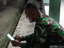 Rindu Menggunung di Antara Ponsel yang Menggantung