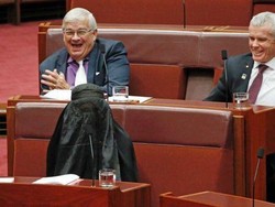 Pauline Hanson Dikecam karena Mengenakan Burka di Parlemen