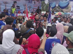 Ibas Jadi Wasit Lomba Panjat Pinang di Magetan