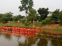 Unik! Pasukan Oranye di Jakarta Timur Upacara di Tengah Waduk
