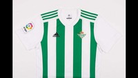 Real Betis mempertahankan motif garis-garis putih dan hijau sebagai jersey kandangnya. Adidas menjadi pemasoknya. (Foto: Istimewa)