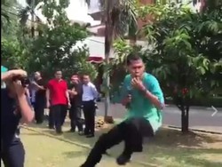 Jadi Wasit Lomba Tarik Tambang, Aksi Pria Ini Malah Bikin Ketawa