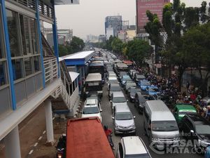 Ada Penyempitan Lajur, Mampang-Kuningan Macet Parah