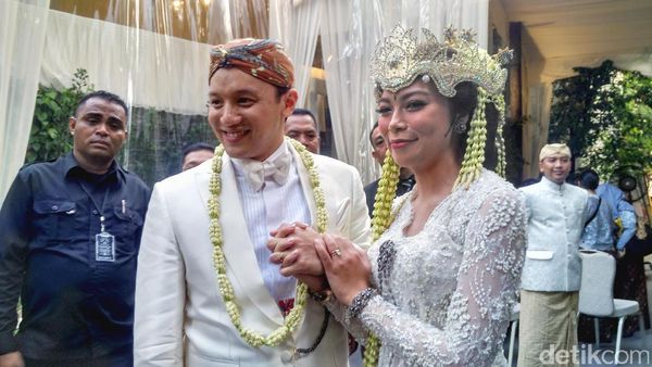 Moreno Soeprapto Resmi Nikah, Cantiknya Miss Hooters International