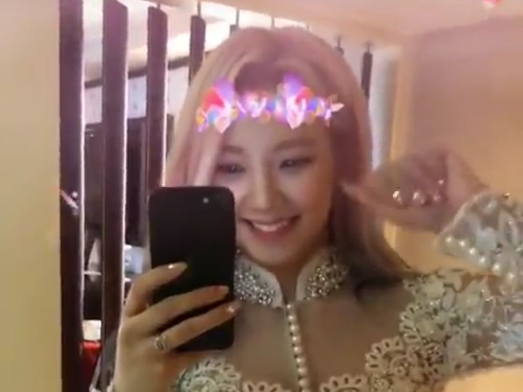Pretty! Hyoyeon SNSD Pamer Kebaya Sebelum Tampil di Jakarta
