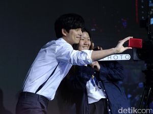 Gong Yoo Ajak Selfie dan Peluk Penggemarnya di Peluncuran Zenfone 4 Gong Yoo Ajak Selfie dan Peluk Penggemarnya di Peluncuran Zenfone 4