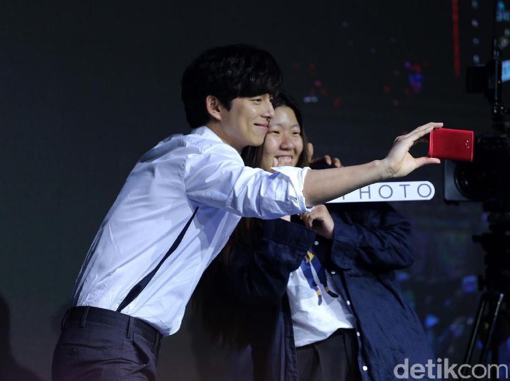 Gong Yoo Ajak Selfie dan Peluk Penggemarnya di Peluncuran Zenfone 4