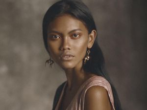 Foto: Eksotisme Laras Sekar, Model Indonesia yang Eksis di Paris Fashion Week Foto: Eksotisme Laras Sekar, Model Indonesia yang Eksis di Paris Fashion Week