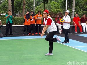Keseruan Sri Mulyani Tanding Voli