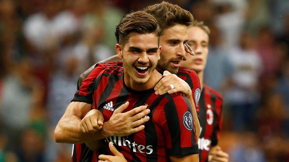 Andre Silva dan Fabio Borini merayakan gol AC Milan (Stefano Rellandini/Reuters)
