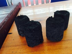 Mahasiswa KKN Kebangsaan Ubah Limbah Tempurung Kelapa Jadi Briket